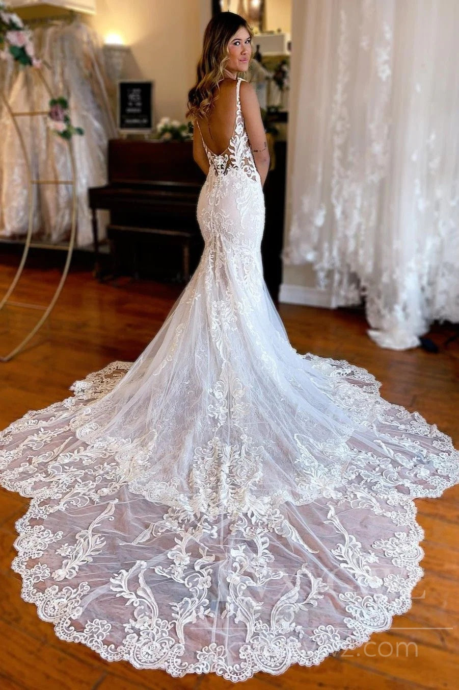 Exquisite Lace Mermaid Wedding Dress with Spaghetti Straps and Dramatic Train HS426