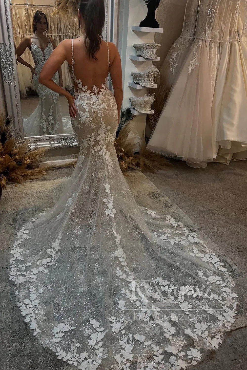 Elegant V-Neck Lace Mermaid Wedding Dress with Spaghetti Straps Bridal Gown HS479