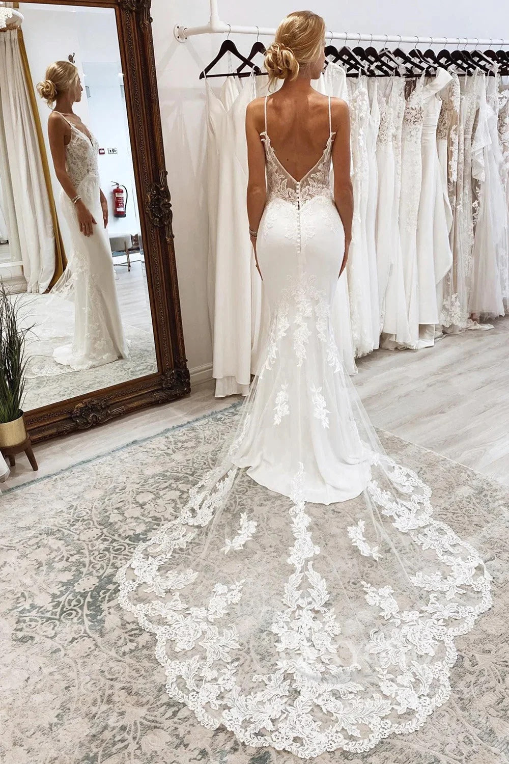 Elegant Lace V-Neck Mermaid Wedding Dress Spaghetti Strap Sweep Train Bridal Gown HS535