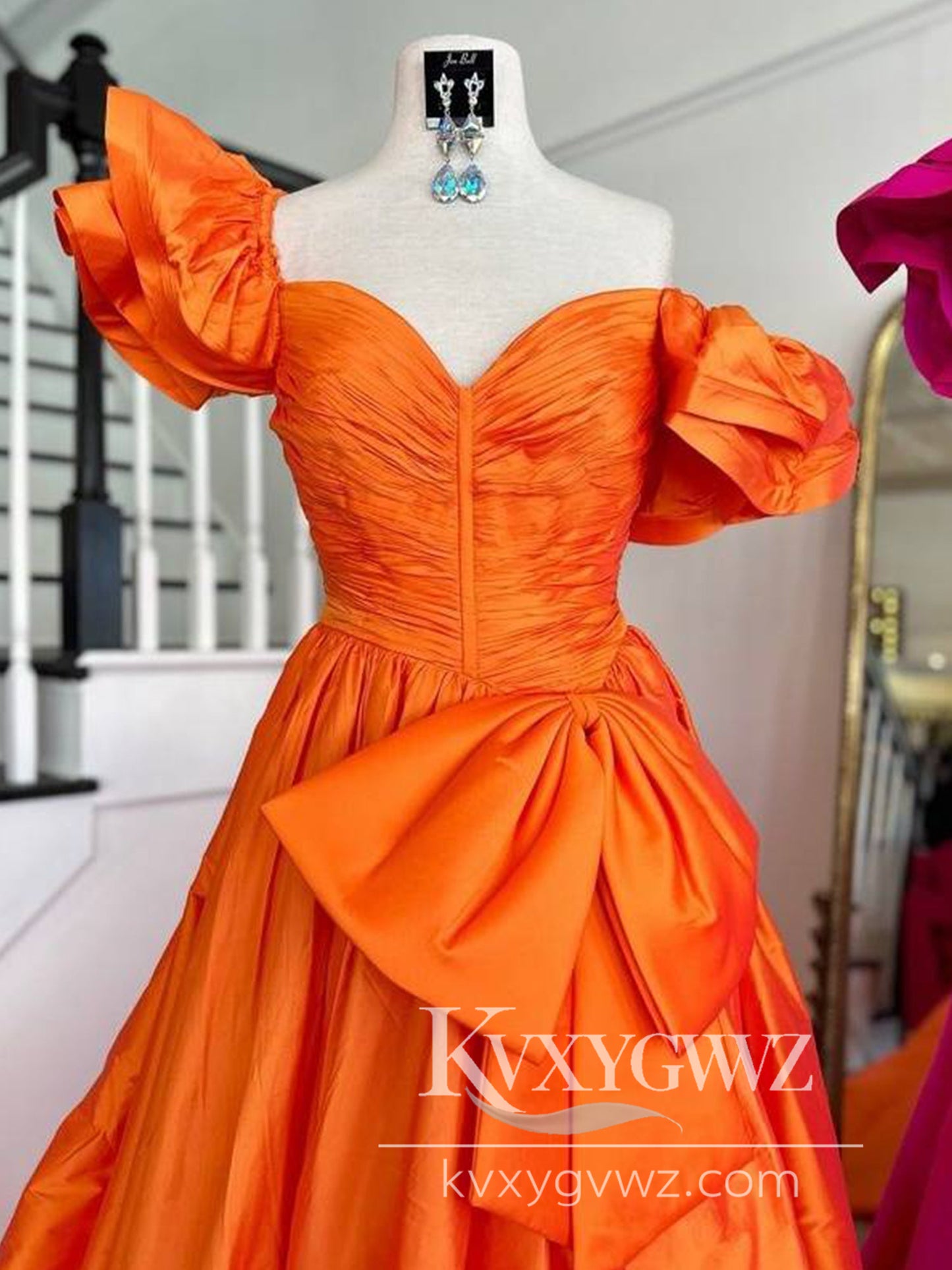 Stunning Ball Gown Pink Evening Gown Sweetheart Pleated Prom Dress with Bow LF621