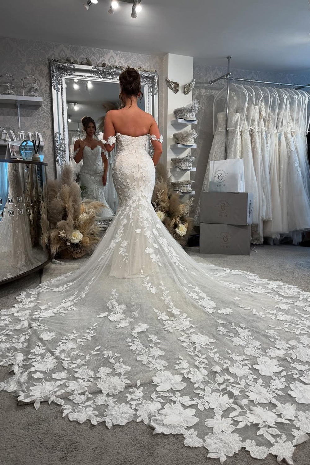 Luxurious Mermaid V Neck Lace Long Wedding Dresses Gown with Appliques HS802