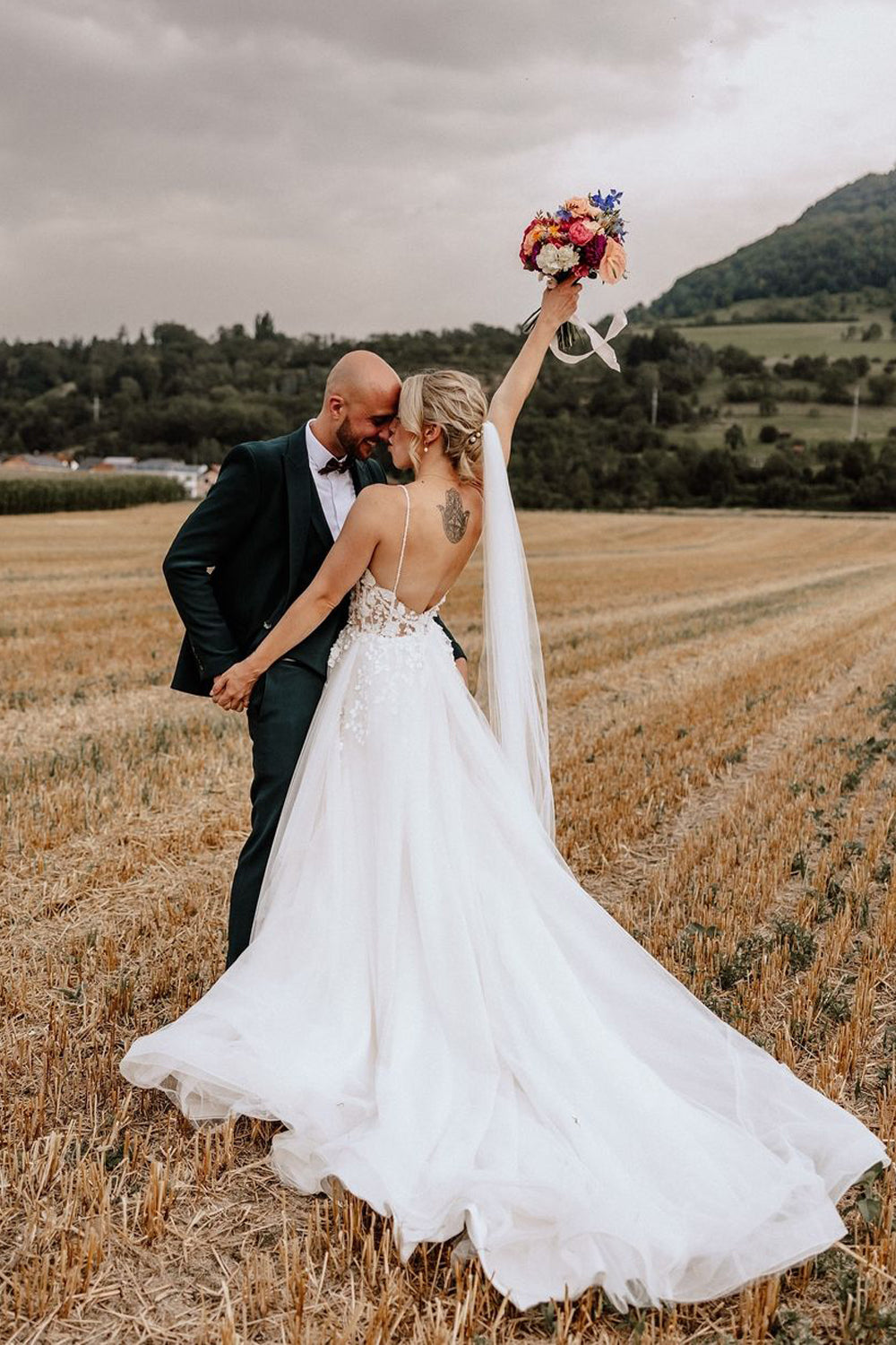 Pastoral Style A Line V Neck Tulle Wedding Dresses Gown with Appliques HS946
