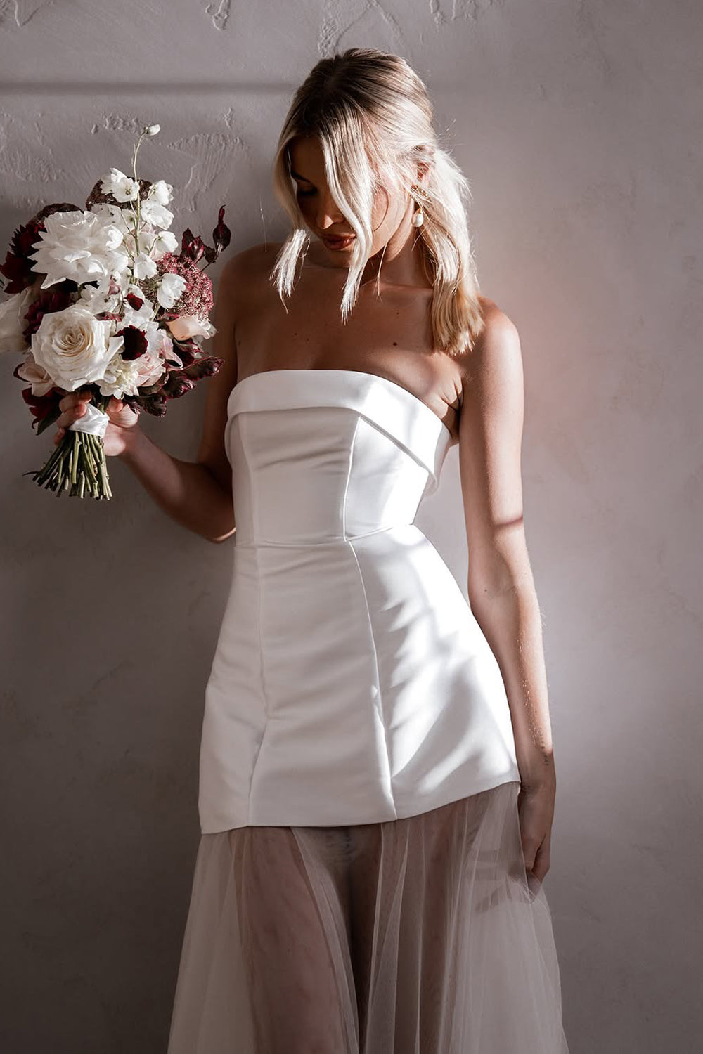 Modern Sheath Strapless Satin Short Wedding Dresses Gown with Lace HS876
