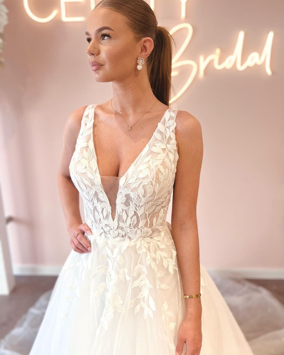 Graceful A Line V Neck Tulle Wedding Dresses Gown with Appliques HS685