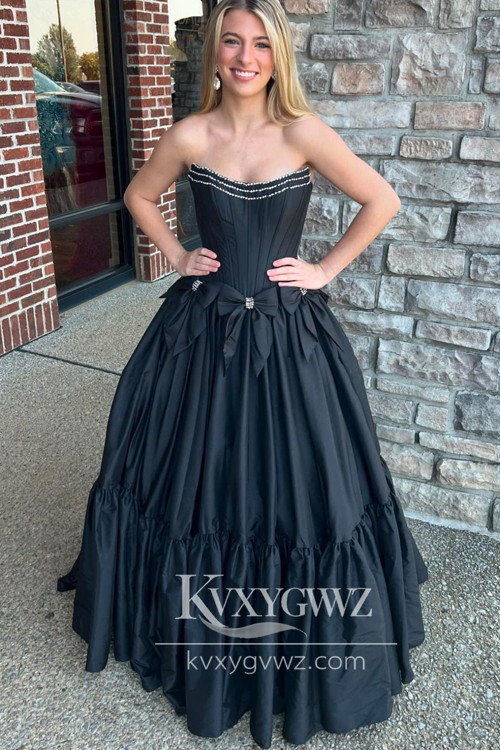 Stunning Ball Gown Scoop Neck Evening Gown Satin Long Prom Dress with Beading LF726