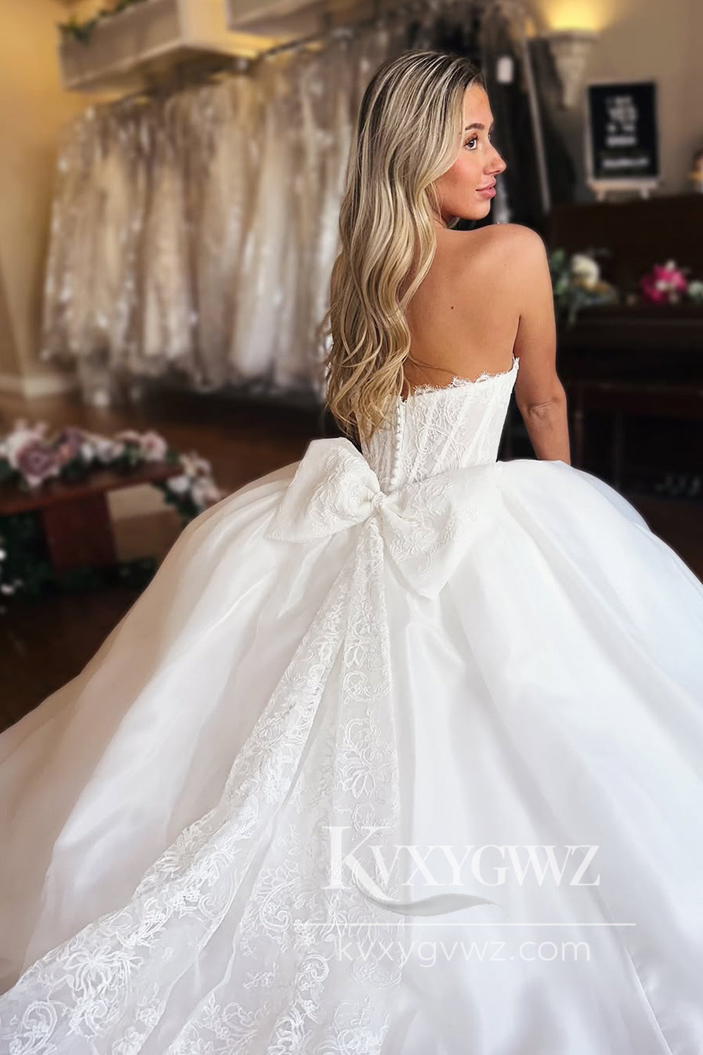 Dazzling Ball Gown Scoop Neck Organza Satin Wedding Dresses Gown with Appliques HS888