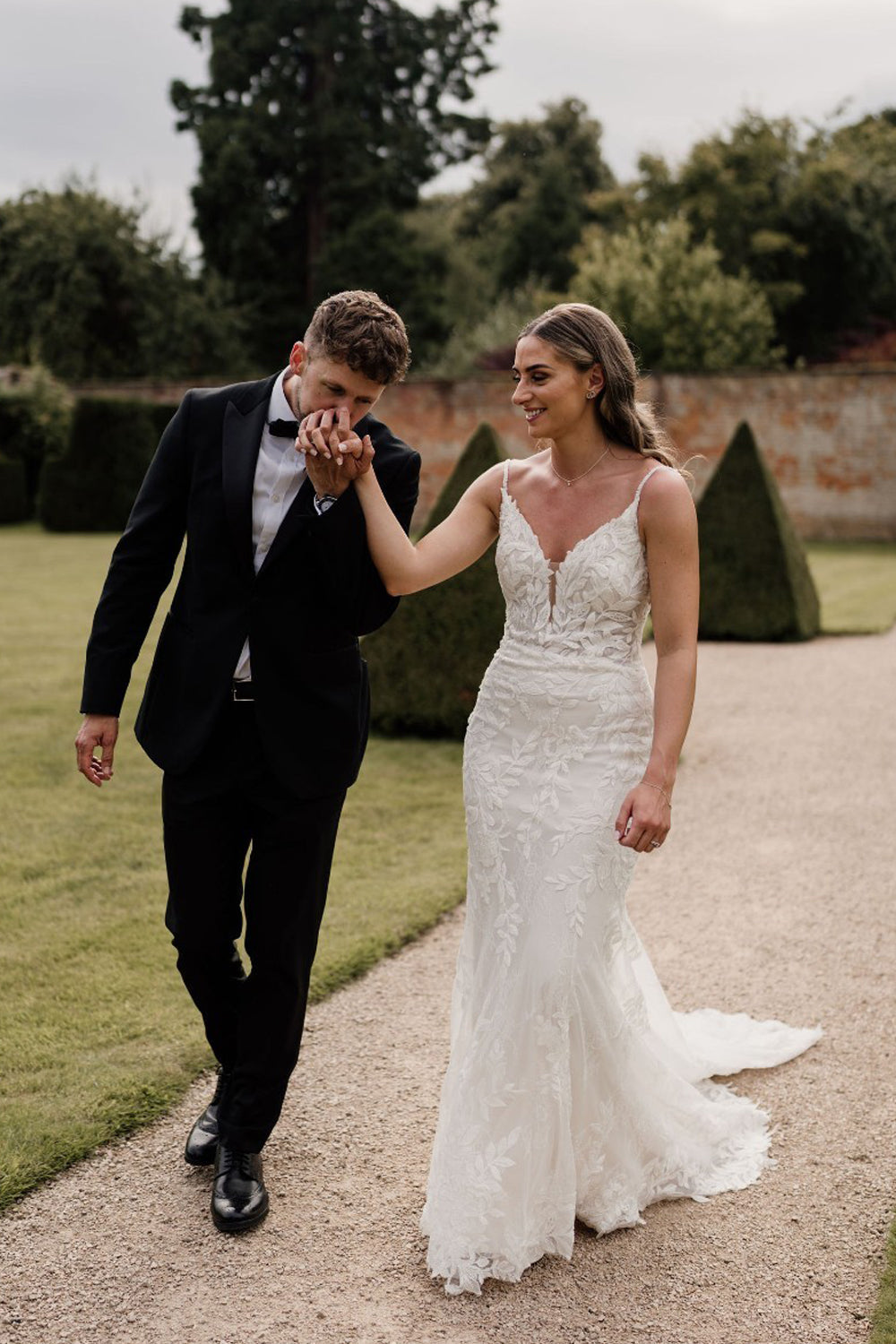 Graceful Mermaid V Neck Lace Beach Wedding Dresses Gown with Appliques HS893