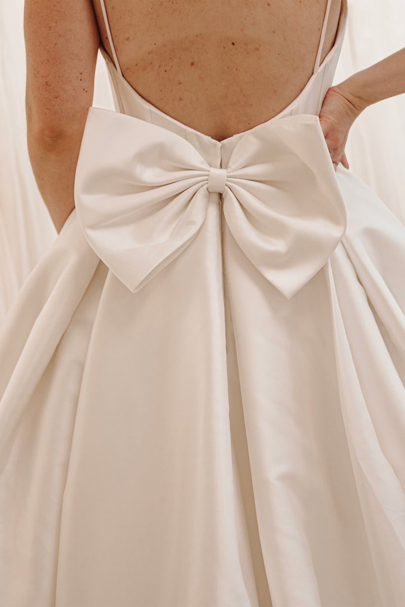 Graceful A-Line Sweetheart White Wedding Dresses Gown with Bow Back HS669