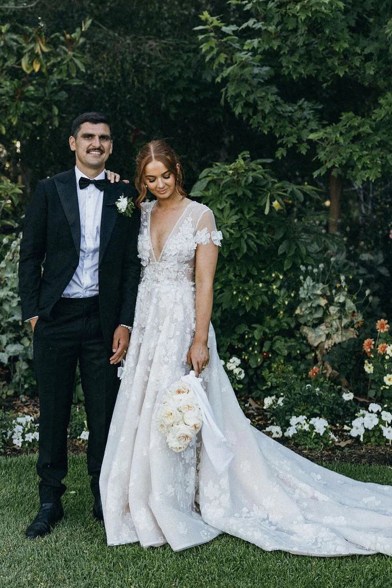 Pastoral Style A Line V Neck Cap Sleeves Tulle Wedding Dresses Gown with Lace HS975
