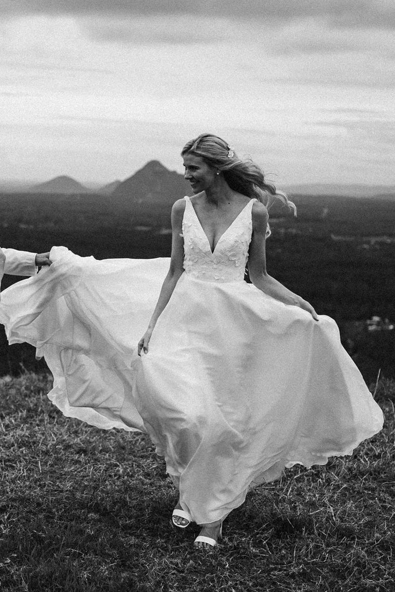 Graceful A-Line V Neck White Chiffon Wedding Dresses Gown with Appliques HS674