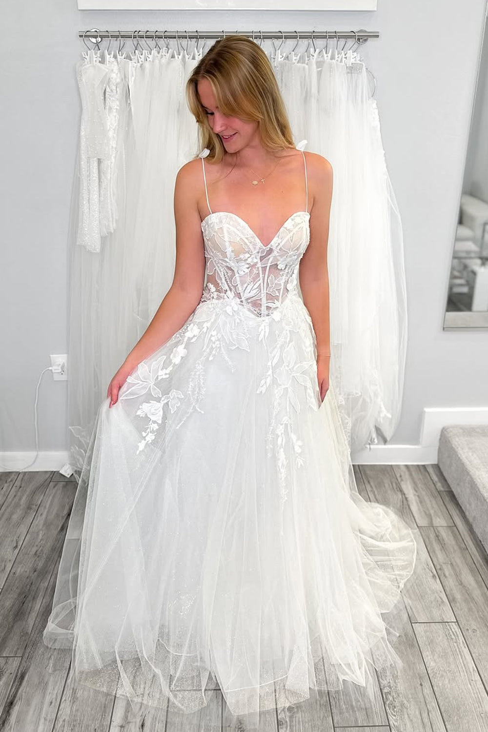 Pastoral Style A Line Sweetheart Tulle Bridal Dresses with Appliques HS863