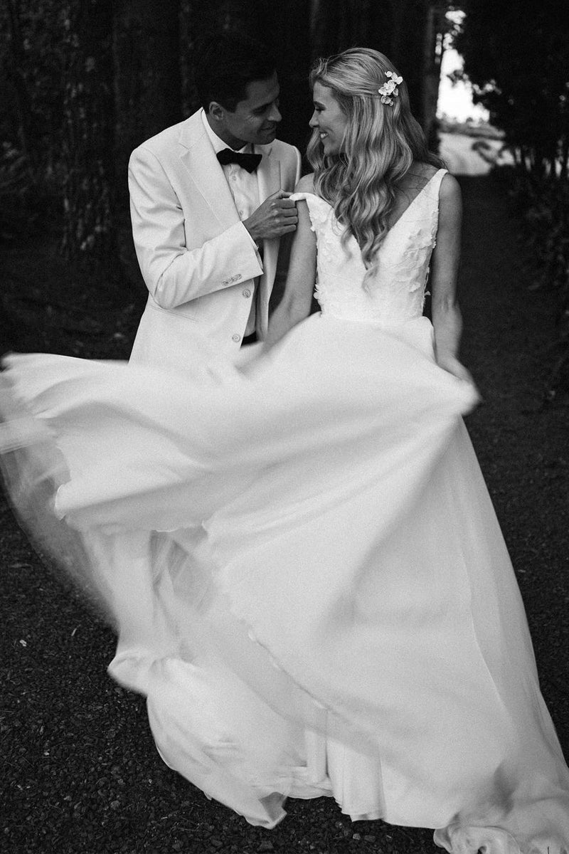 Graceful A-Line V Neck White Chiffon Wedding Dresses Gown with Appliques HS674
