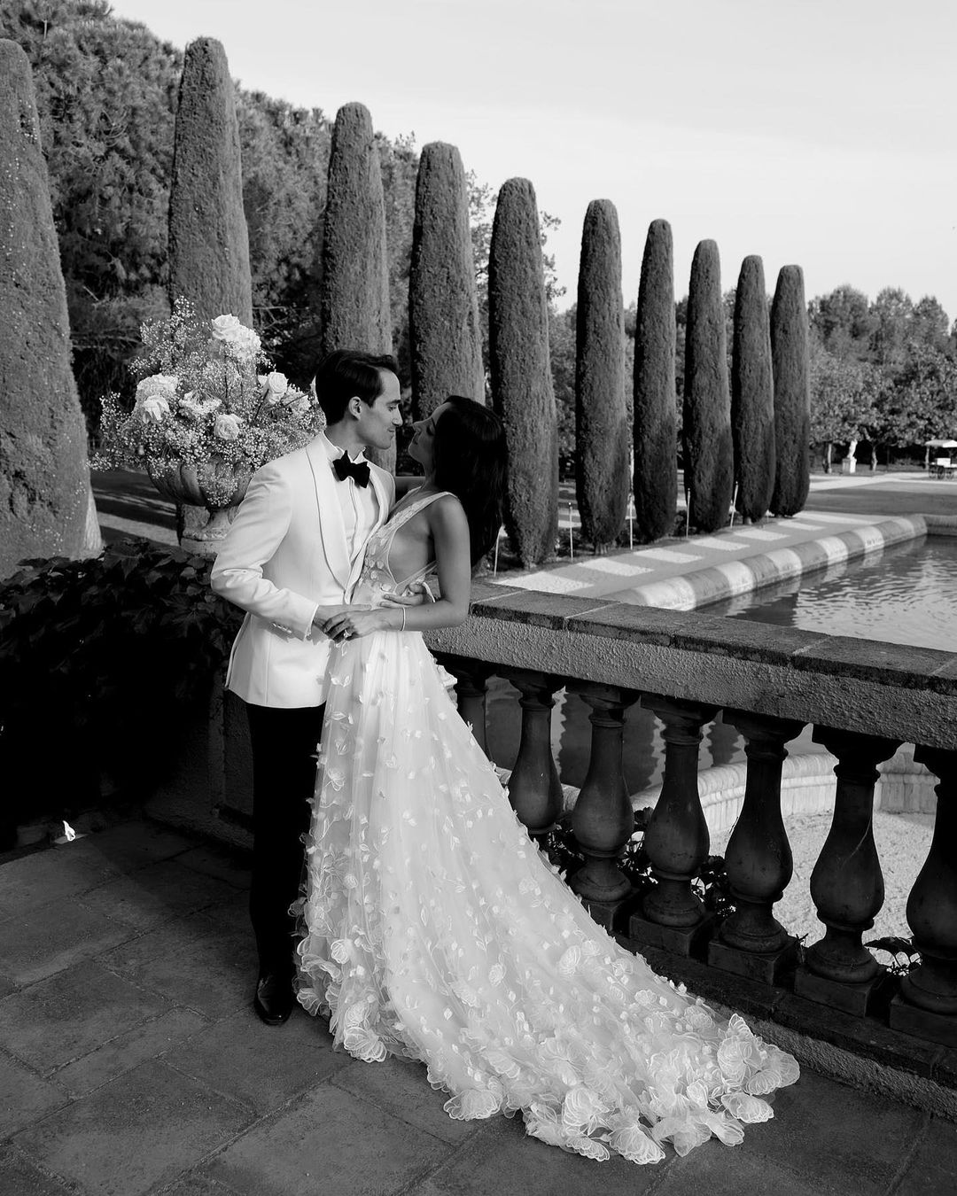 Pastoral Style A Line V Neck Tulle Long Wedding Dresses Gown with 3D Appliques HS988