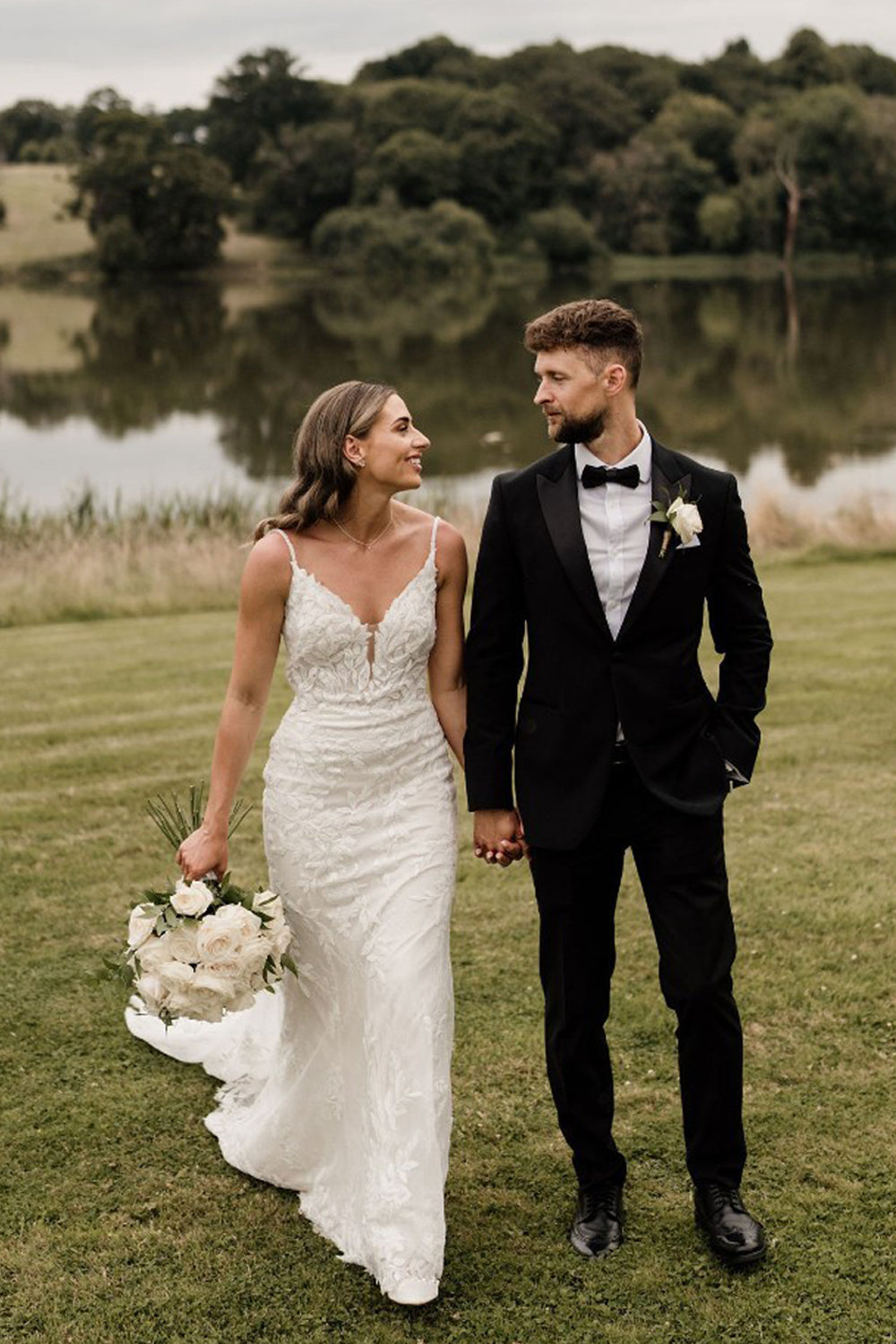 Graceful Mermaid V Neck Lace Beach Wedding Dresses Gown with Appliques HS893