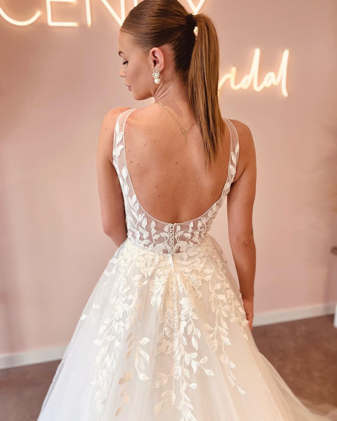 Graceful A Line V Neck Tulle Wedding Dresses Gown with Appliques HS685