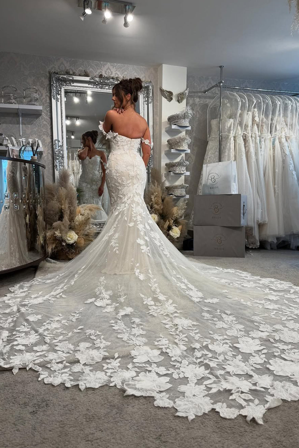 Luxurious Mermaid V Neck Lace Long Wedding Dresses Gown with Appliques HS802