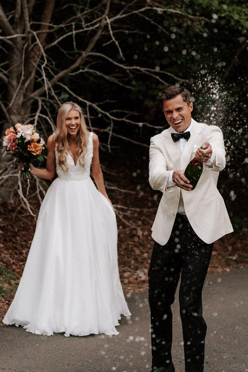 Graceful A-Line V Neck White Chiffon Wedding Dresses Gown with Appliques HS674