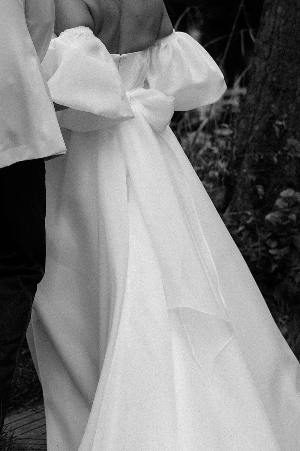 Dazzling Ball Gown Off the Shoulder Wedding Dresses Gown with Ruffled Sleeves HS852