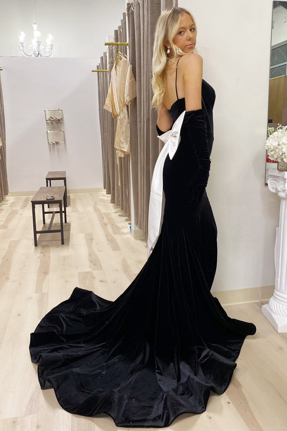 Glamorous Mermaid Sweetheart Black Velvet Long Prom Dress Gown with Bow