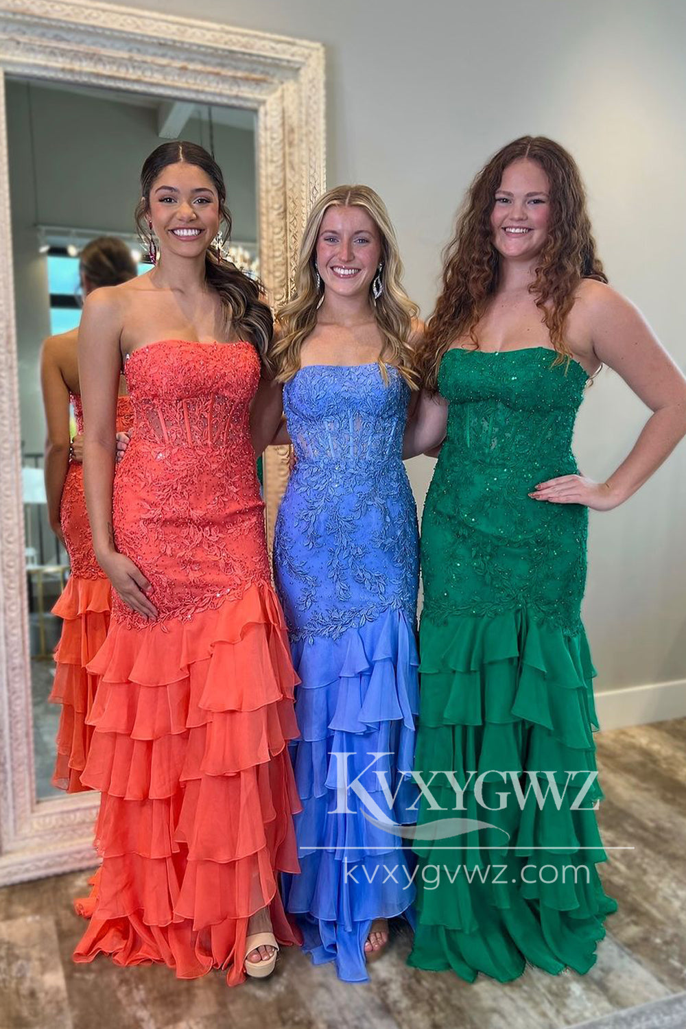 Stunning Sheath Scoop Neck Evening Gown Chiffon Tiered Slit Prom Dress with Appliques LF1287