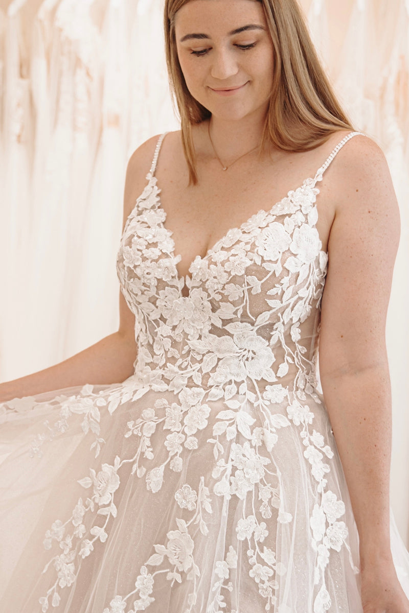 Fairly A-Line V Neck White Tulle Wedding Dresses Gown with Lace Appliques HS943