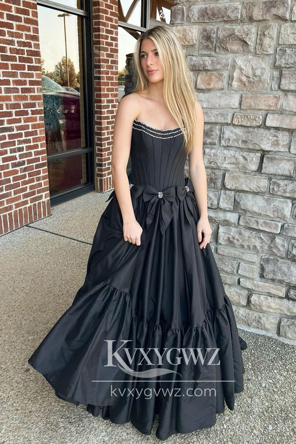 Stunning Ball Gown Scoop Neck Evening Gown Satin Long Prom Dress with Beading LF726