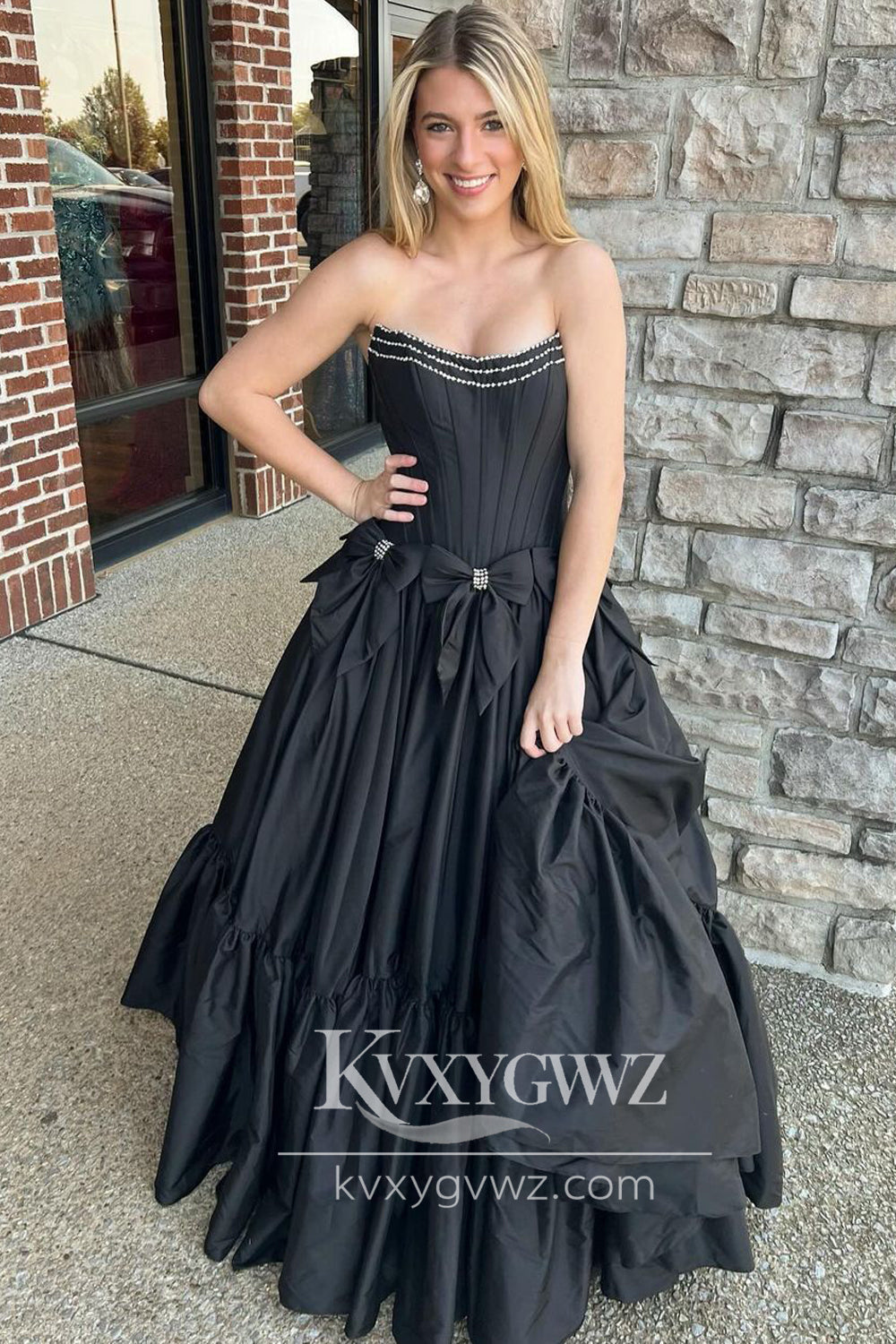 Stunning Ball Gown Scoop Neck Evening Gown Satin Long Prom Dress with Beading LF726
