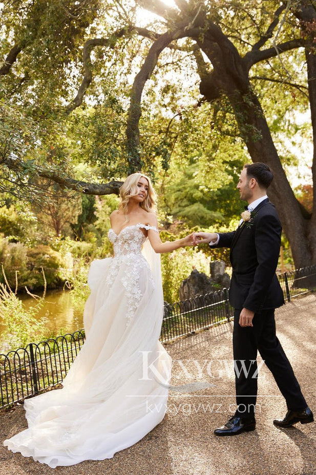 Glamorous Ball Gown Sweetheart Tulle Wedding Dresses Gown with Lace HS730