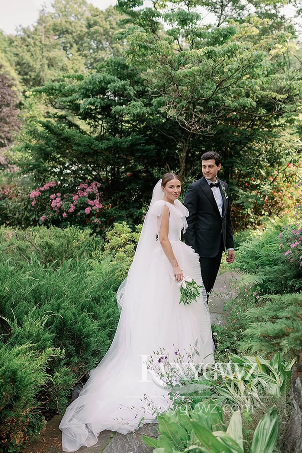 Ball Gown V Neck Tulle Wedding Dresses Gown with Ruffled Pleat HS870