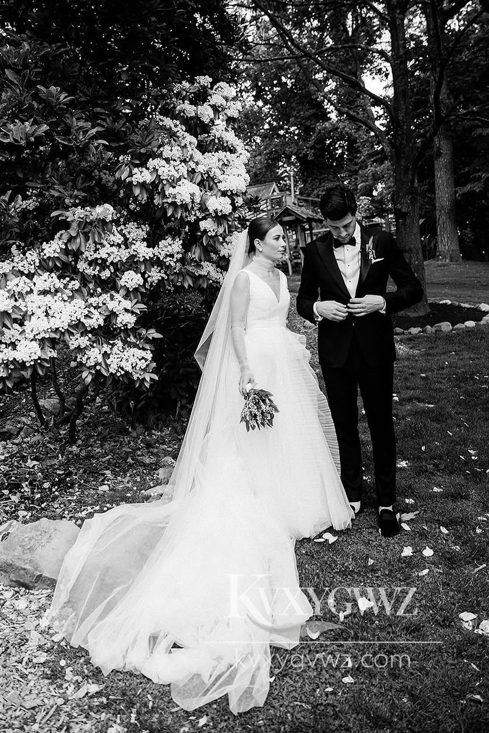 Ball Gown V Neck Tulle Wedding Dresses Gown with Ruffled Pleat HS870